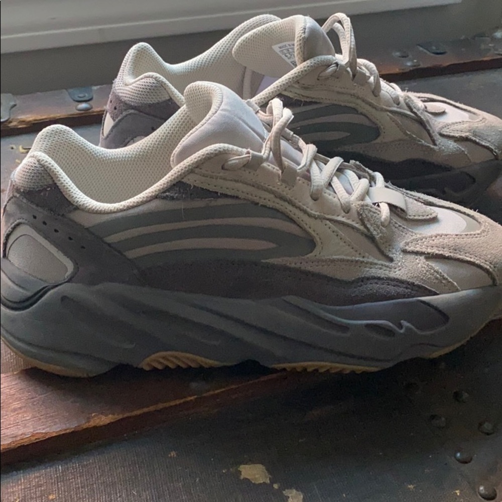 Yeezy Boost 700 V2 'Tephra' size 6